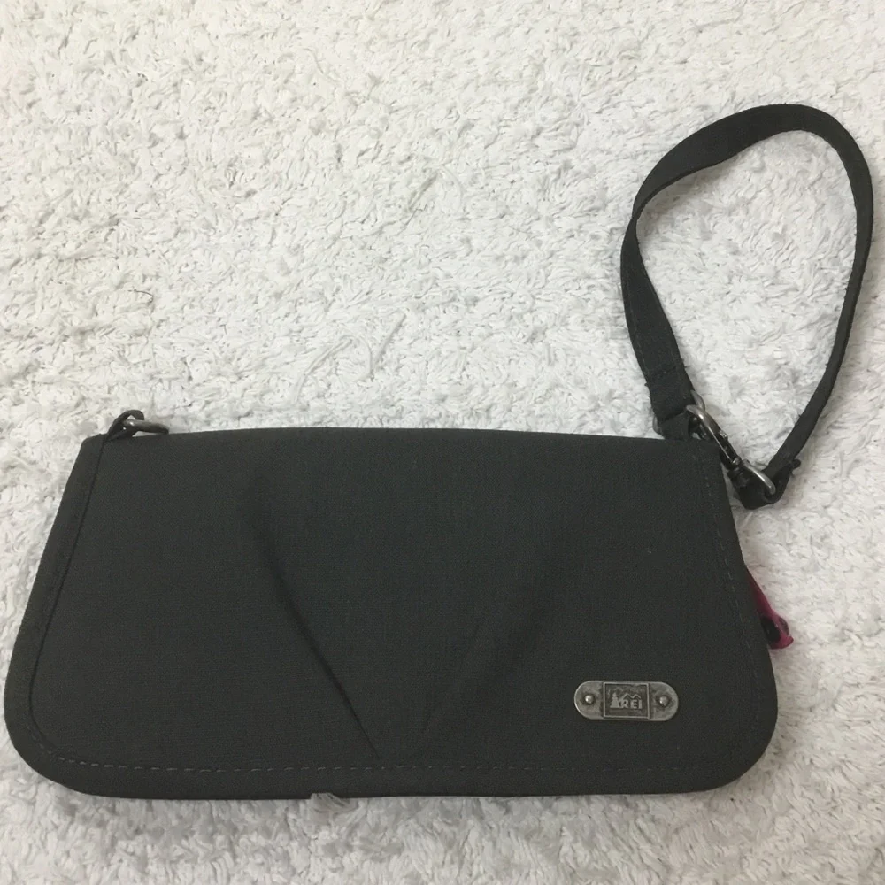 EUC REI Belltown Wristlet Clutch Wallet in Charcoal